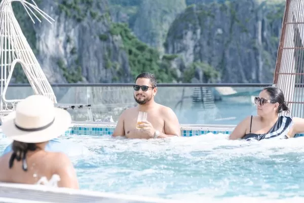 ハロン湾クルーズプレミアム日帰りツアードルフィンデイクルーズ・スンソット洞窟、ティートップ（日本語ガイド付き）ハロン湾水上リゾート・ハロン湾でカヤック体験・ハロン湾日帰りツアー